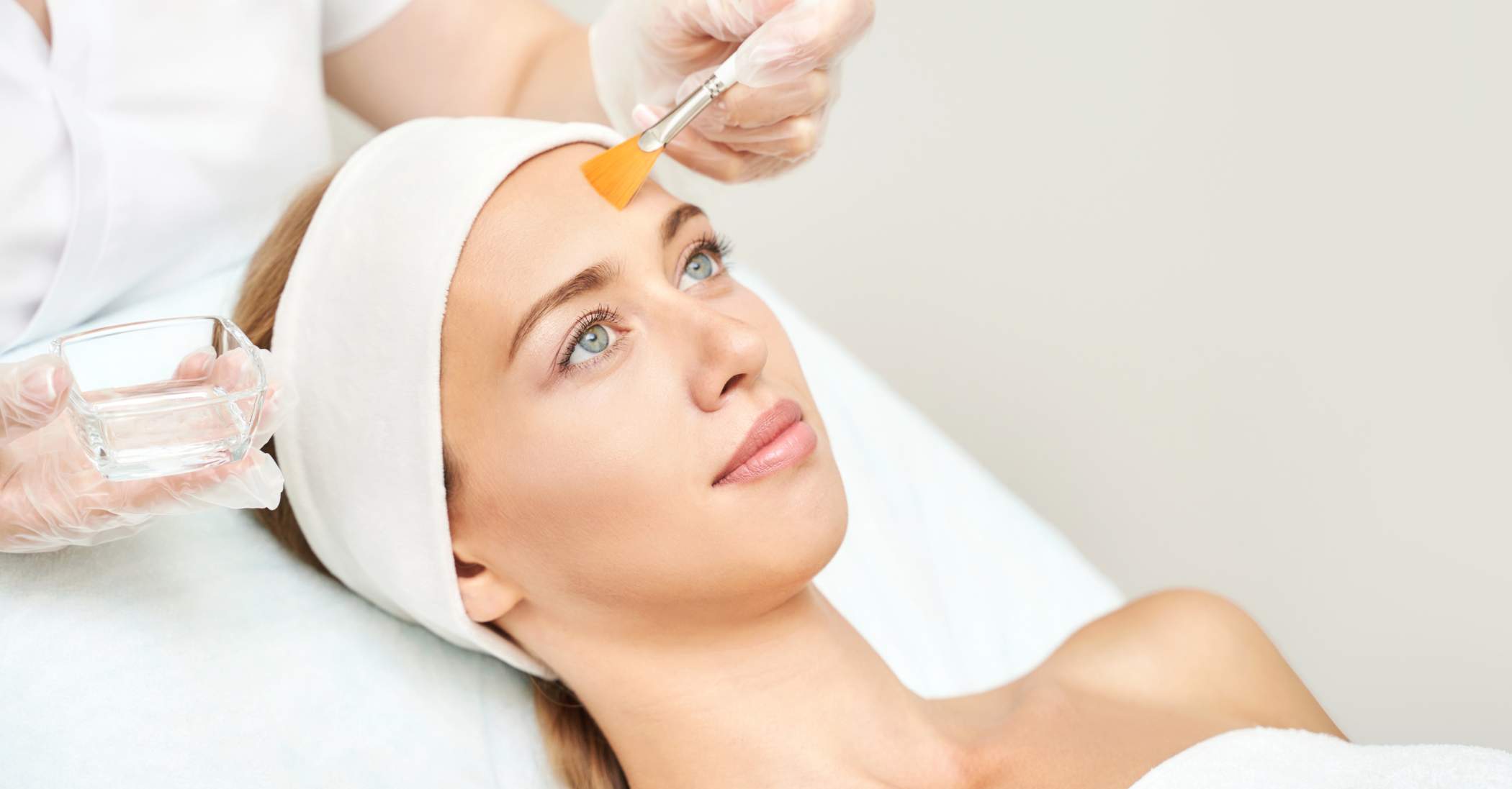 Microdermabrasion Vs. Chemical Peels